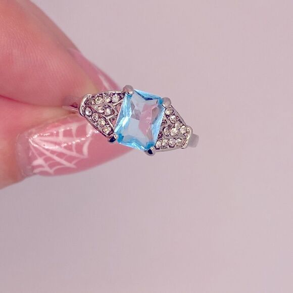 💛 18k White Gold Plated Blue & White CZ Ring - Picture 5 of 6